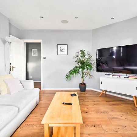 Cosy 1-Bed E15, Sleeps 4, 1 Min From Tube Station Near O2 Arena Apartment London Bagian luar foto