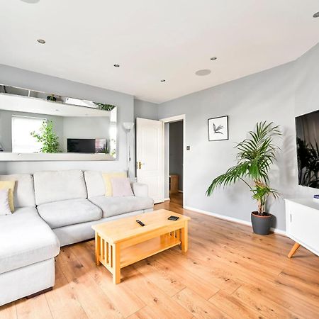Cosy 1-Bed E15, Sleeps 4, 1 Min From Tube Station Near O2 Arena Apartment London Bagian luar foto