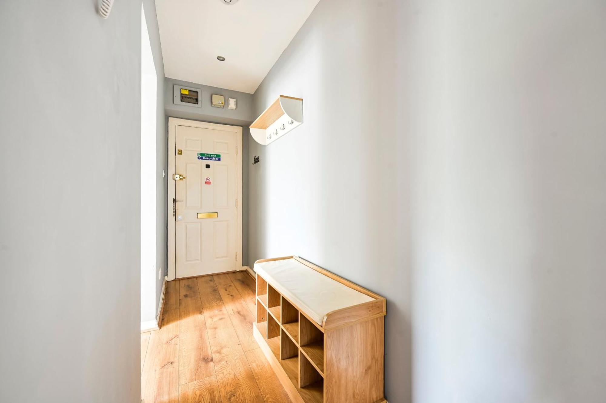 Cosy 1-Bed E15, Sleeps 4, 1 Min From Tube Station Near O2 Arena Apartment London Bagian luar foto
