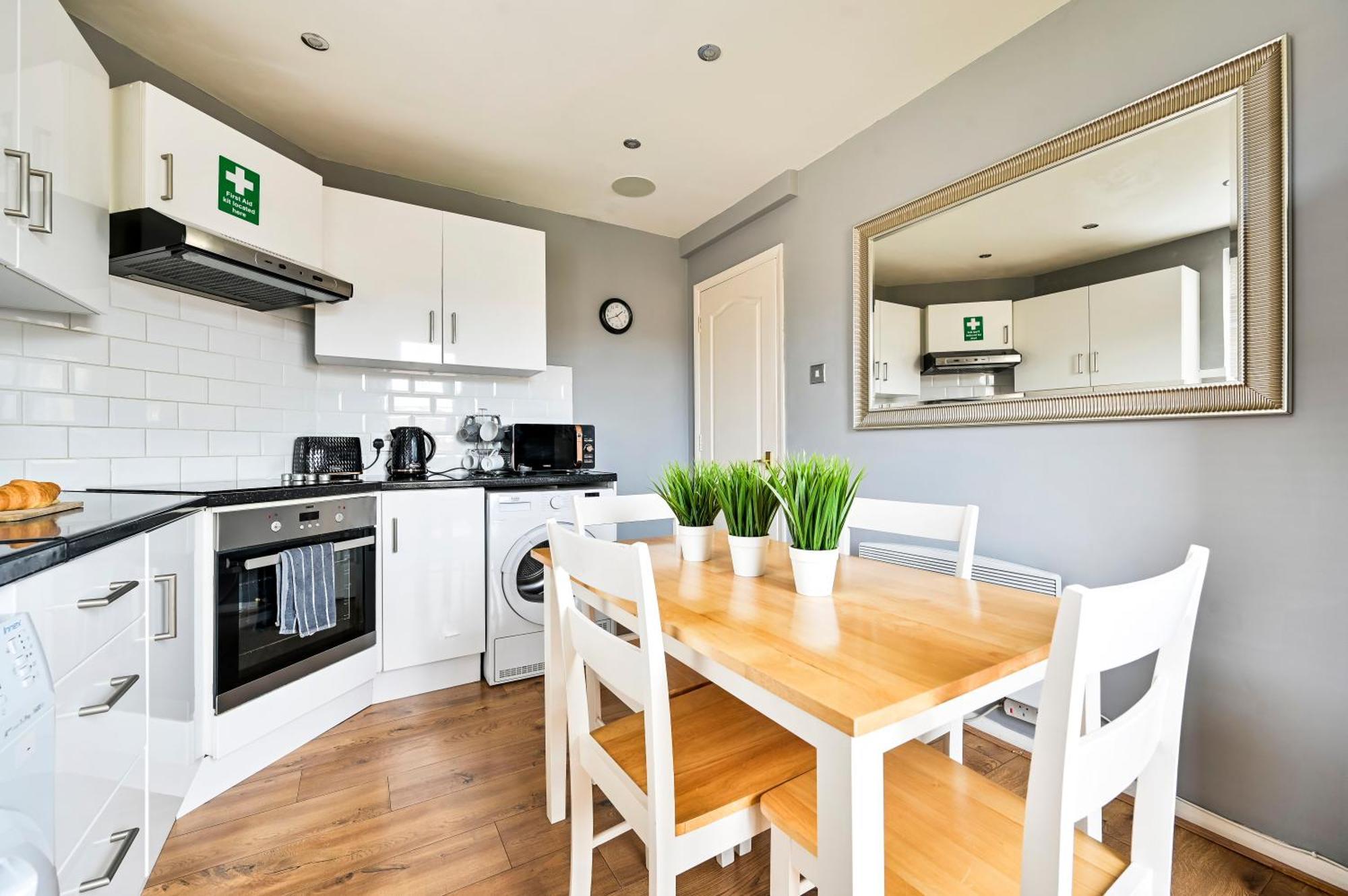 Cosy 1-Bed E15, Sleeps 4, 1 Min From Tube Station Near O2 Arena Apartment London Bagian luar foto