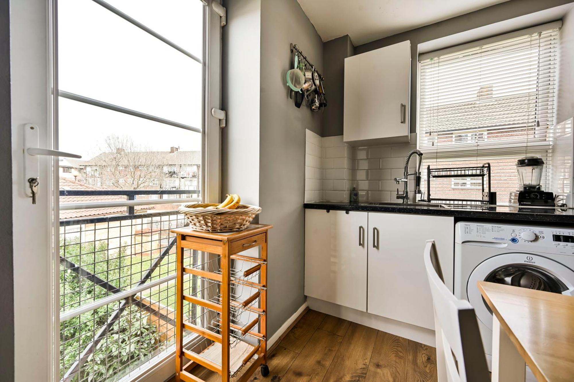 Cosy 1-Bed E15, Sleeps 4, 1 Min From Tube Station Near O2 Arena Apartment London Bagian luar foto