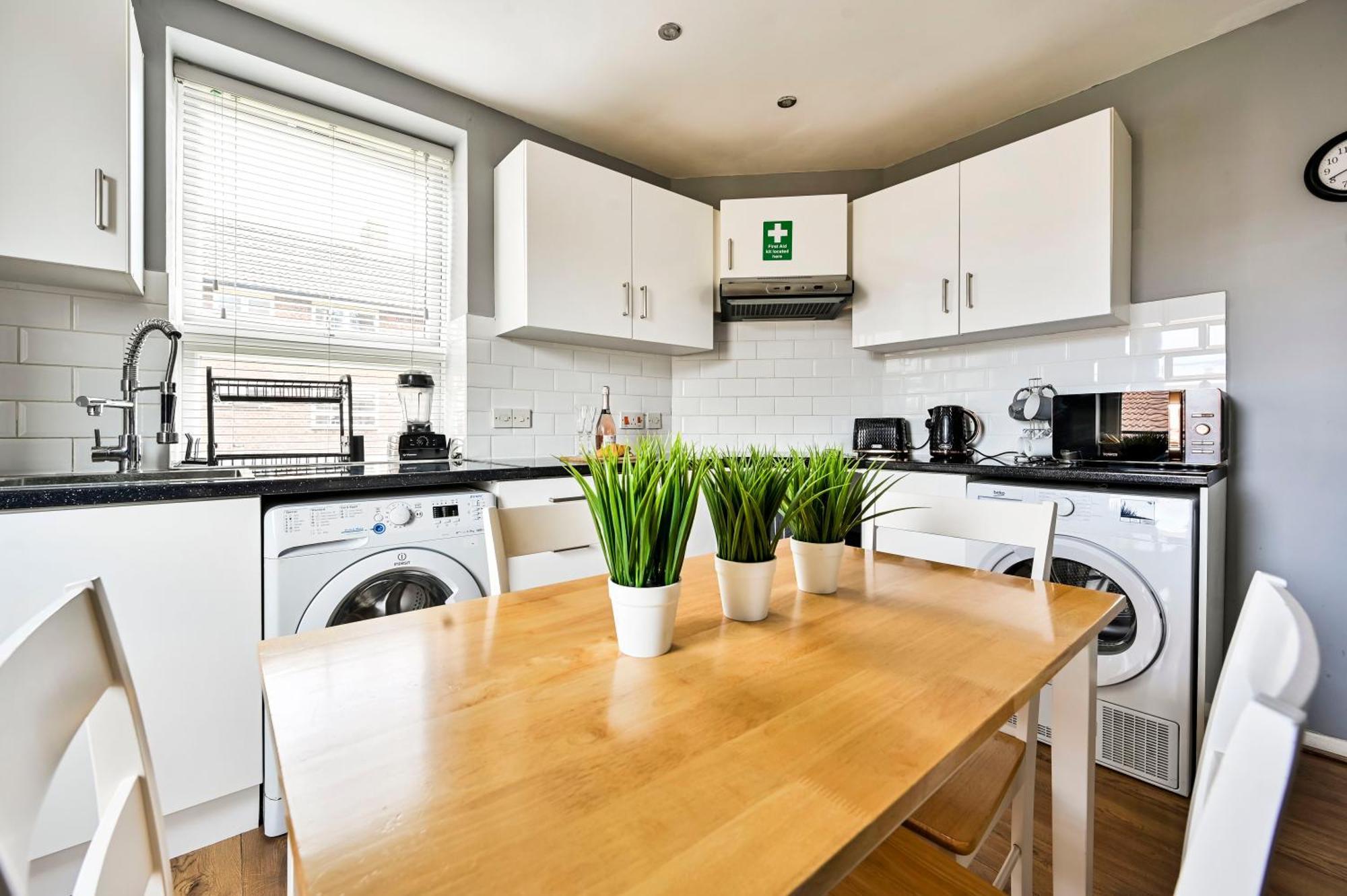 Cosy 1-Bed E15, Sleeps 4, 1 Min From Tube Station Near O2 Arena Apartment London Bagian luar foto