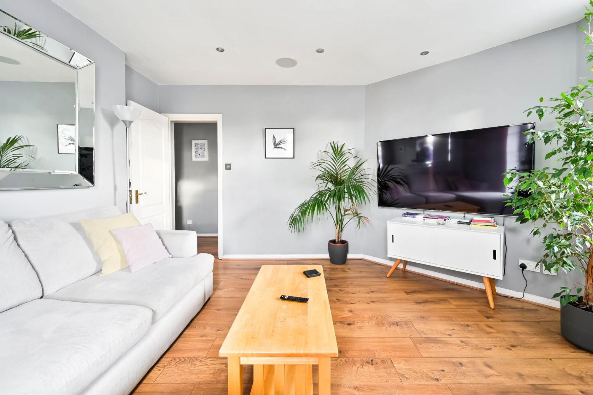 Cosy 1-Bed E15, Sleeps 4, 1 Min From Tube Station Near O2 Arena Apartment London Bagian luar foto