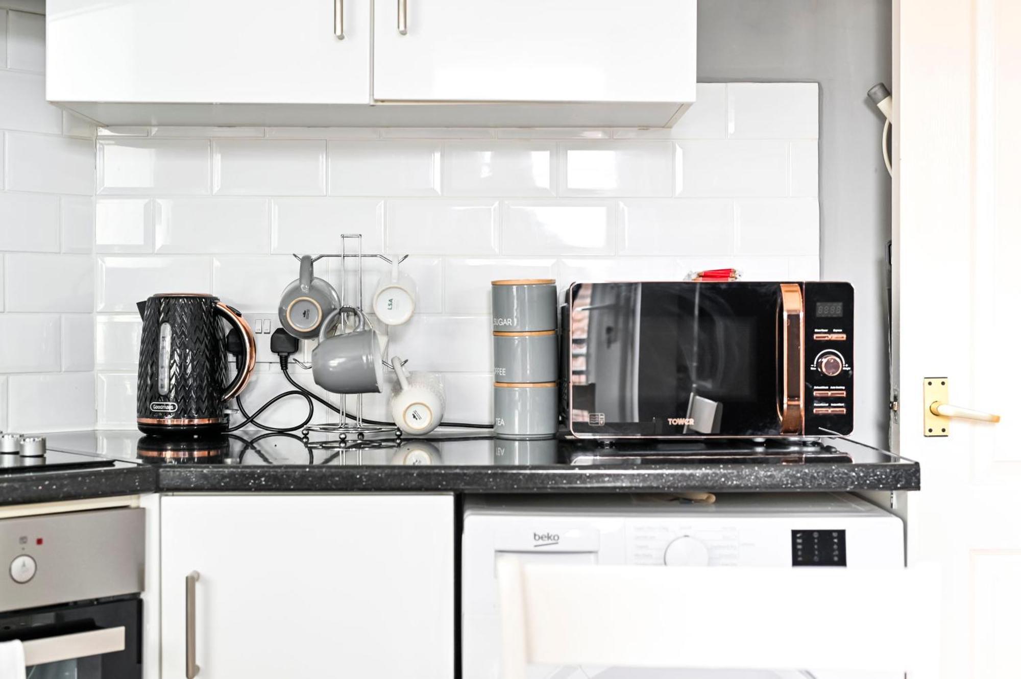 Cosy 1-Bed E15, Sleeps 4, 1 Min From Tube Station Near O2 Arena Apartment London Bagian luar foto